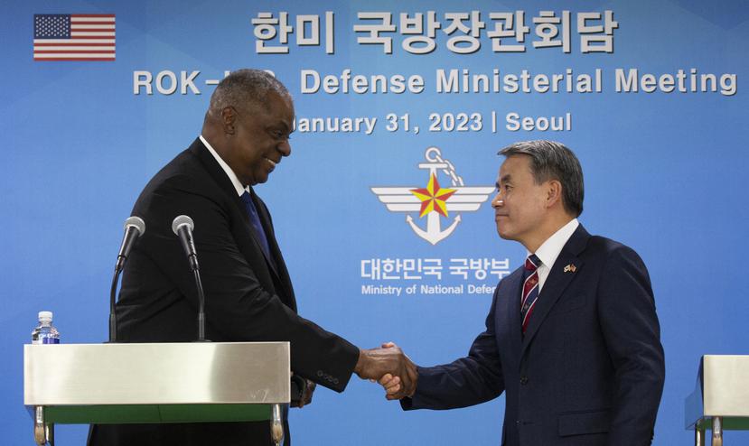 El secretario de Defensa de Estados Unidos, Lloyd Austin (izquierda), estrecha la mano de su homólogo surcoreano, Lee Jong-sup, tras una conferencia de prensa conjunta luego de una reunión en el Ministerio de Defensa en Seúl, Corea del Sur.