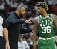 El entrenador de los Celtics de Boston Ime Udoka (izquierda) habla con el base Marcus Smart (36) durante la primera mitad del séptimo juego de las finales de la Conferencia Este de la NBA contra el Heat de Miami.