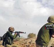 Tropas progobierno sirio tomando posición y disparando sobre posiciones milicianas del ISIS (AP).