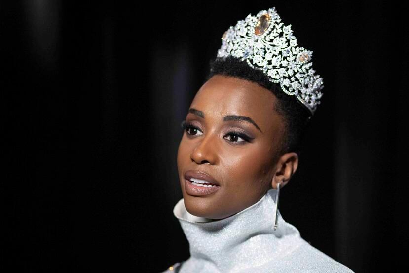 Zozibini Tunzi cargó con la corona de Miss Universe este año. (AP / Mark Lennihan)