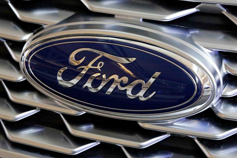 Muestra el logotipo de Ford en la parrilla de un vehículo en exhibición en el Pittsburgh Auto Show. (AP)