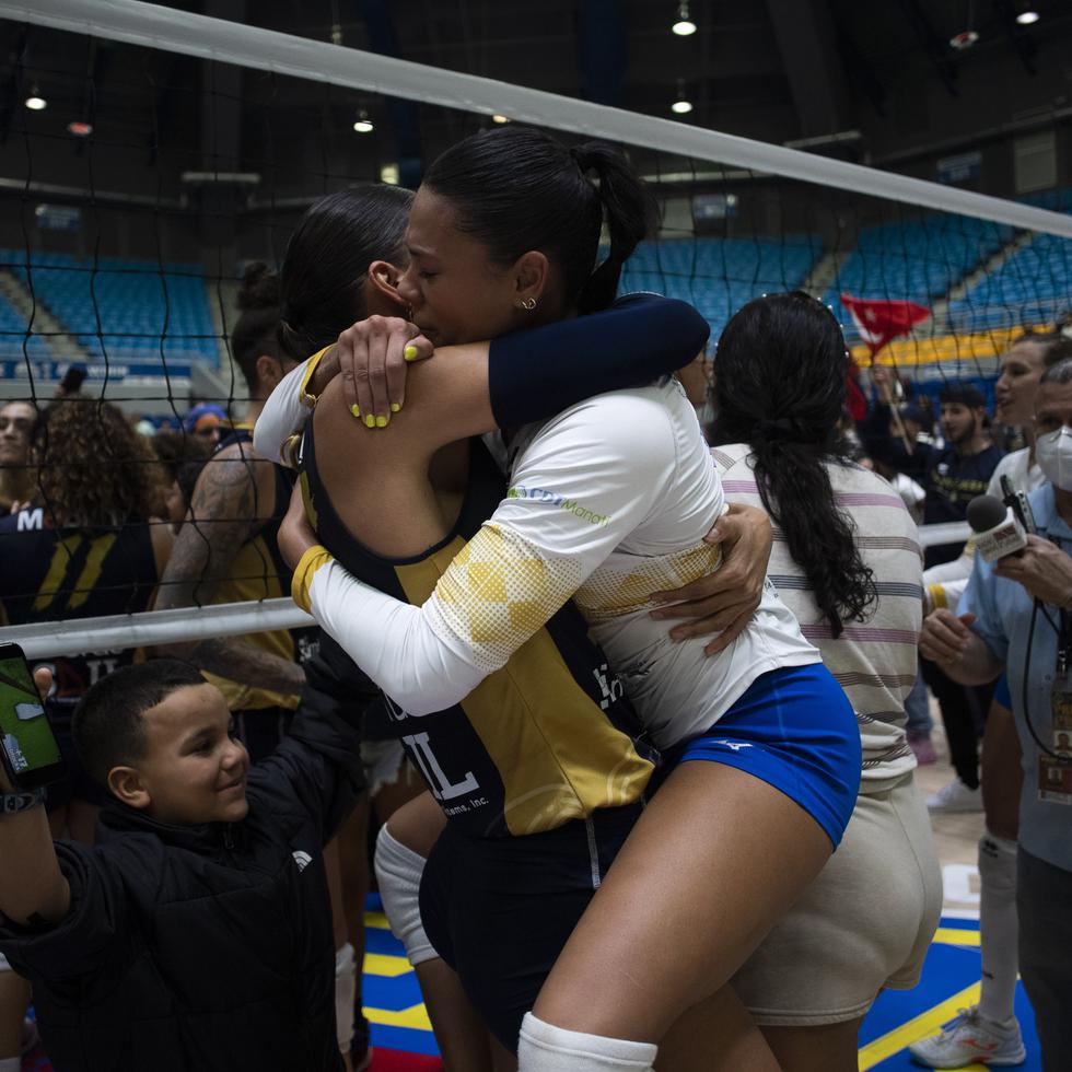Karla Santos se abraza con Shirley Florián durante la final.