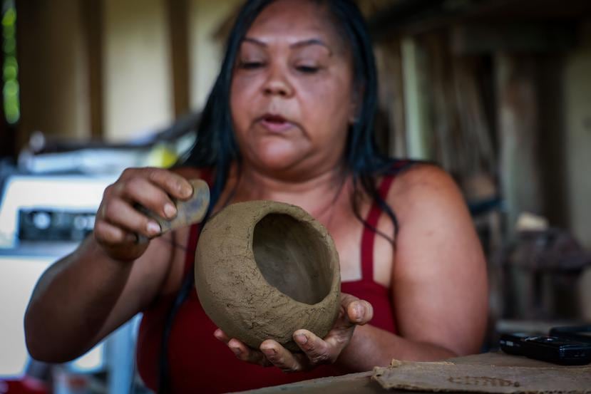 The artisan who makes replicas of Taíno objects uses the same tools that the indigenous people used. She does not use a kiln and instead fires them over a pit in her yard.