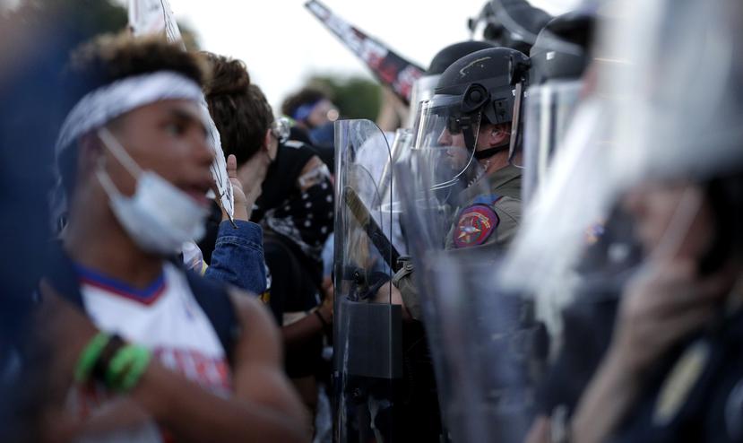 Manifestantes enfrentan a agentes del Departamento de Policía en Austin durante una movilización en el centro de la ciudad, en Texas, el 4 de junio de 2020, para protestar por la muerte de George Floyd.