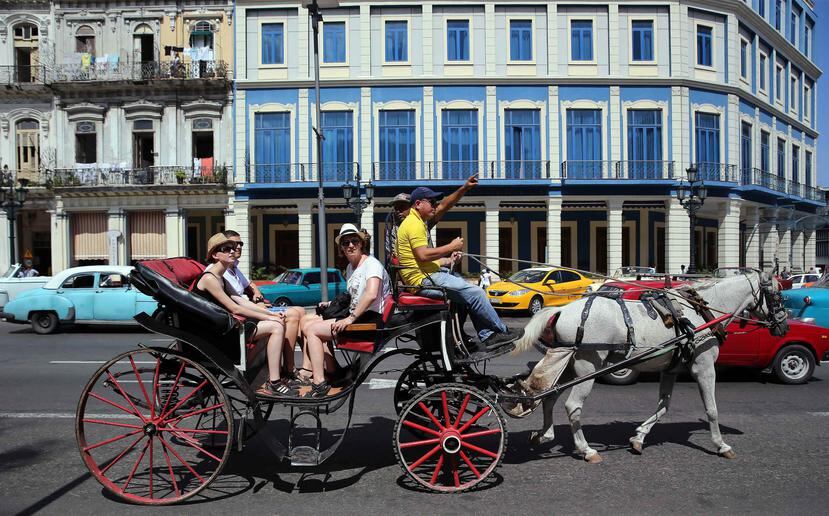 Turistas pasean en un carruaje en La Habana. (Agencia EFE)