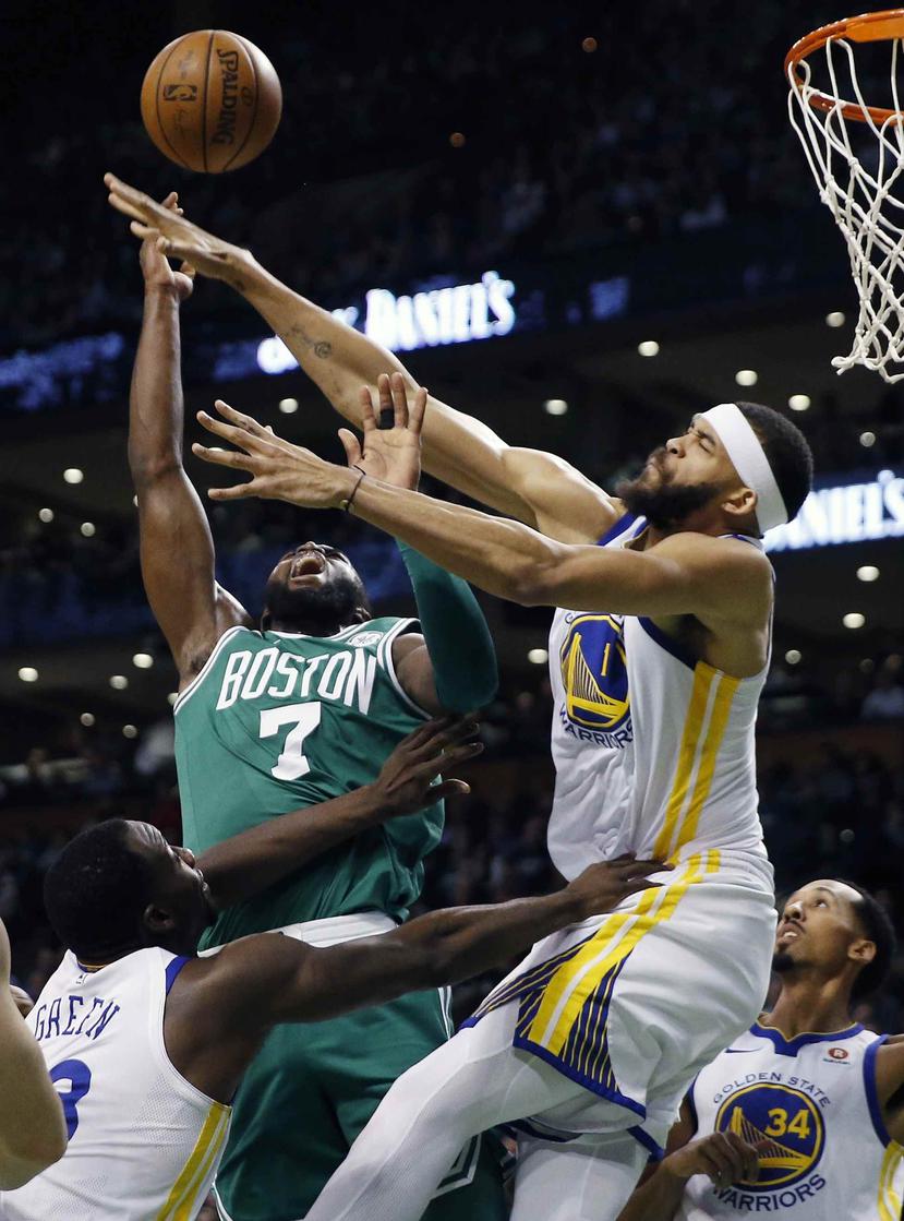 Jaylen Brown, de los Celtics de Boston, batalla por el balón. (AP)