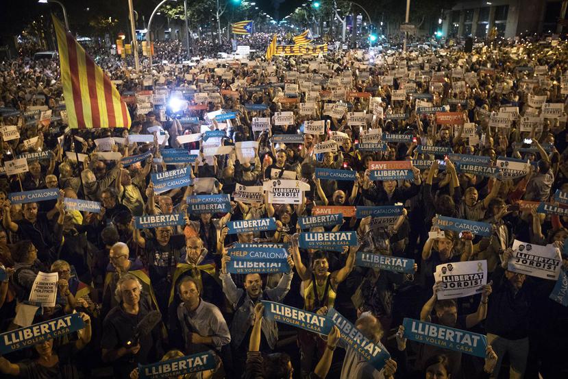 Miles de manifestantes con pancartas con la palabra "libertad" en catalán, protestan la decisión del Tribunal Constitucional por encarcelar a activistas sin derecho a fianza. (AP)