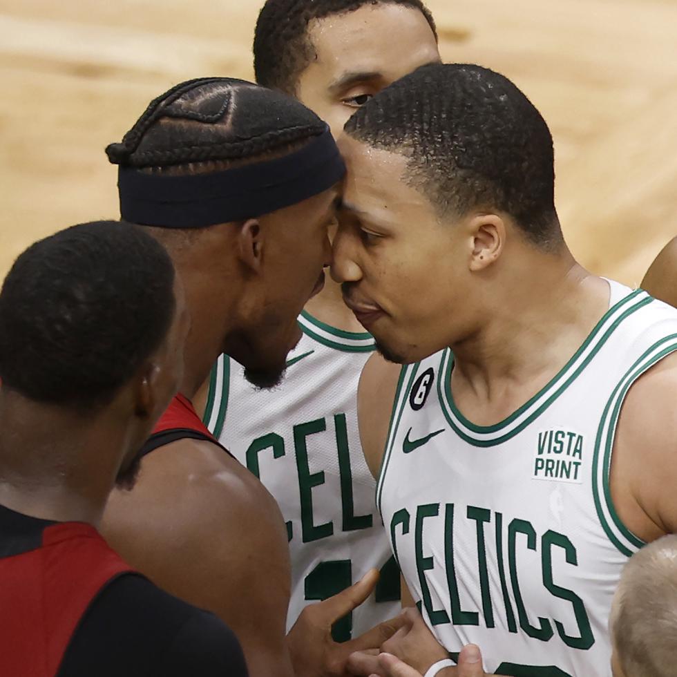 Jimmy Butler (izquierda) intercambia palabras con Grant Williams, de los Celtics, durante el segundo partido de la final del Este.
