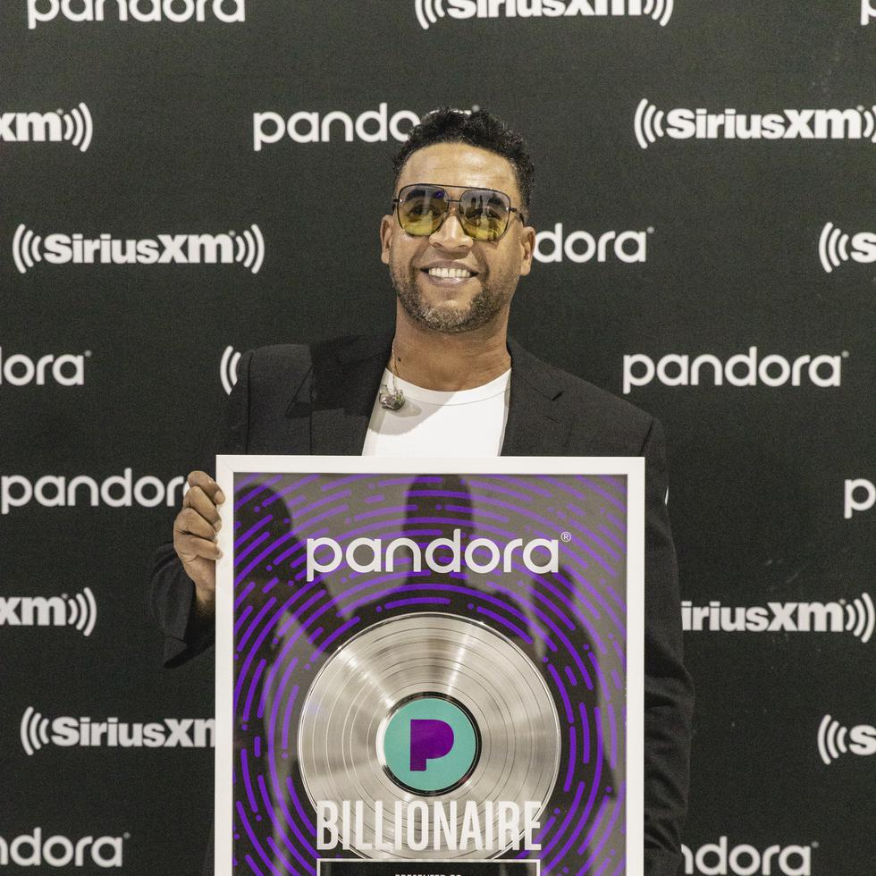 Durante la filmación, el “Rey de la música urbana” fue sorprendido por la gerencia de la plataforma digital para ser reconocido por superar los 3 billones de reproducciones en Pandora.