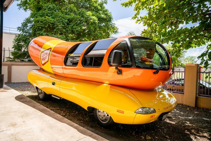 El icónico Wienermobile de Oscar Mayer es un maravilloso auto en forma de hotdog con 27 pies de largo y 11 de alto que muestra lo mejor y más icónico de la marca.