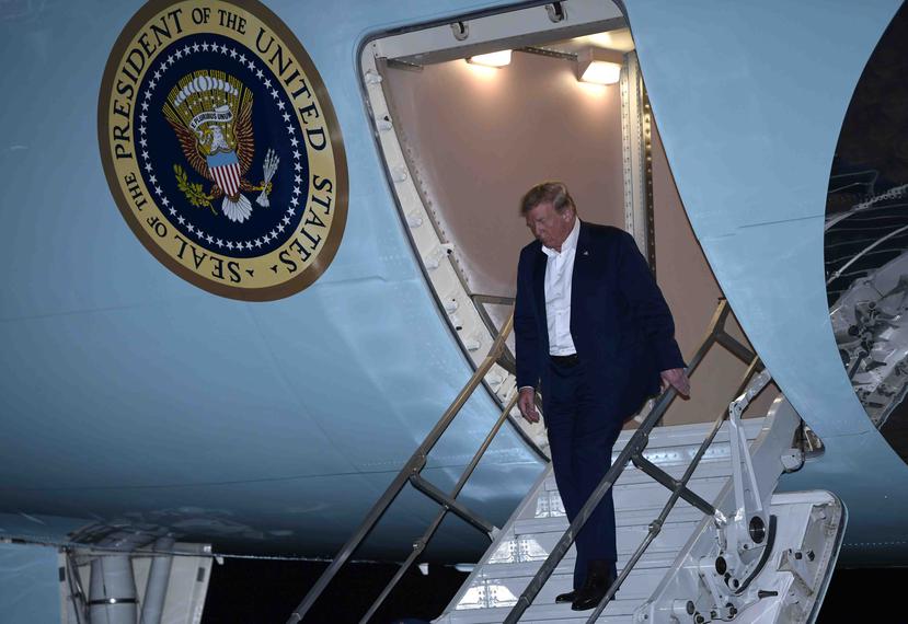 El presidente Donald Trump desciende del avión presidencial en la Base Andrews de la Fuerza Aérea en Maryland. (AP / Susan Walsh)