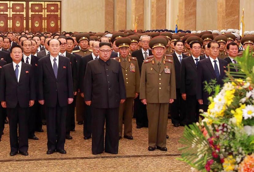 Kim Jong-un, junto a funcionarios y militares, en Pyongyang, Corea del Norte (AP).