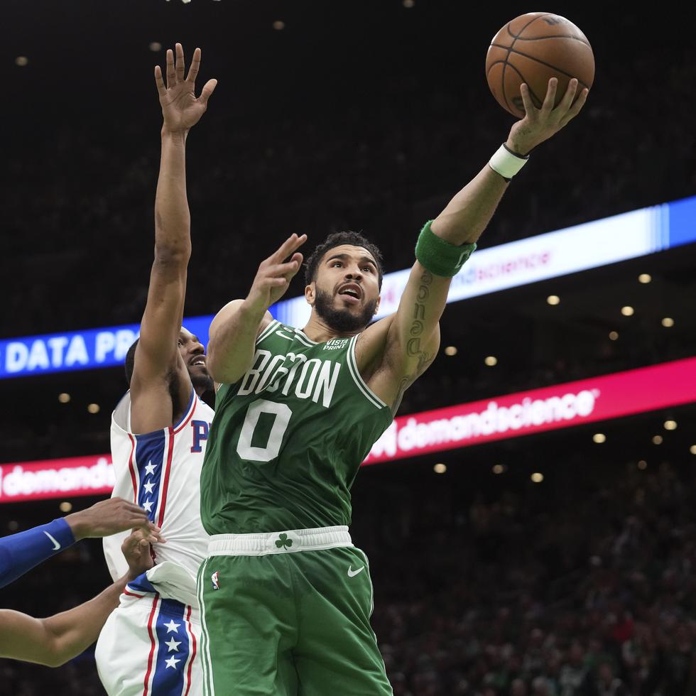 Jayson Tatum (0), encesta por los Celtics de Boston ante los 76ers de Filadelfia, en el séptimo choque de la semifinal del Este.