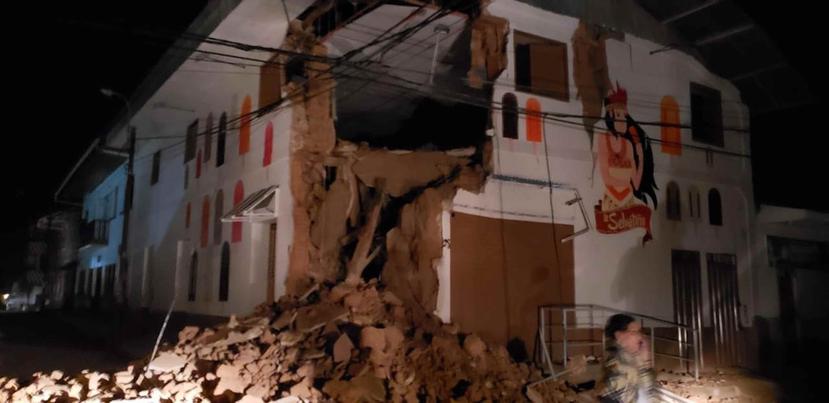 En esta foto provista por los Bomberos de Perú, se ve una construcción dañada por un sismo de magnitud 8.0 en Yurimaguas Perú, el domingo 26 de mayo de 2019. (Bomberos de Perú vía AP)