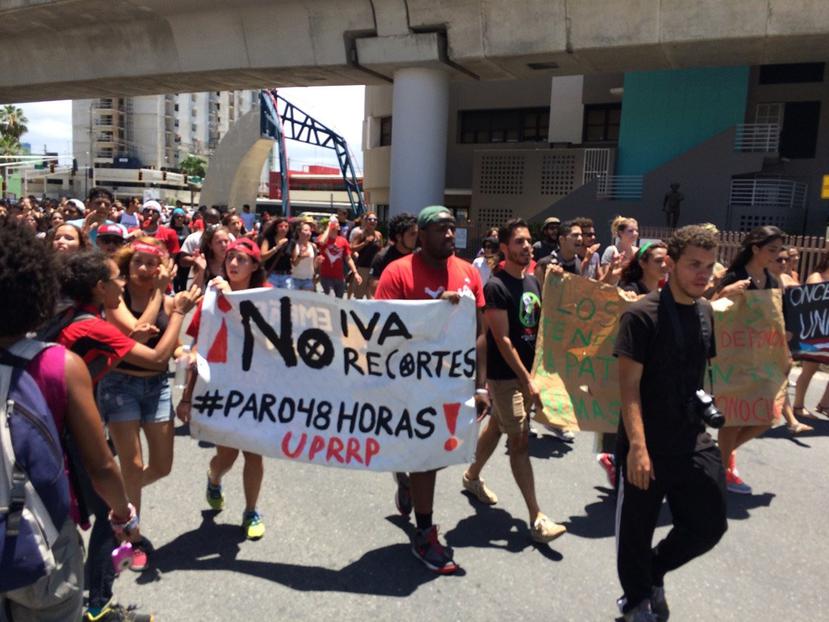 Estudiantes marcharon por las calles de Río Piedras como parte del paro de 48 horas.