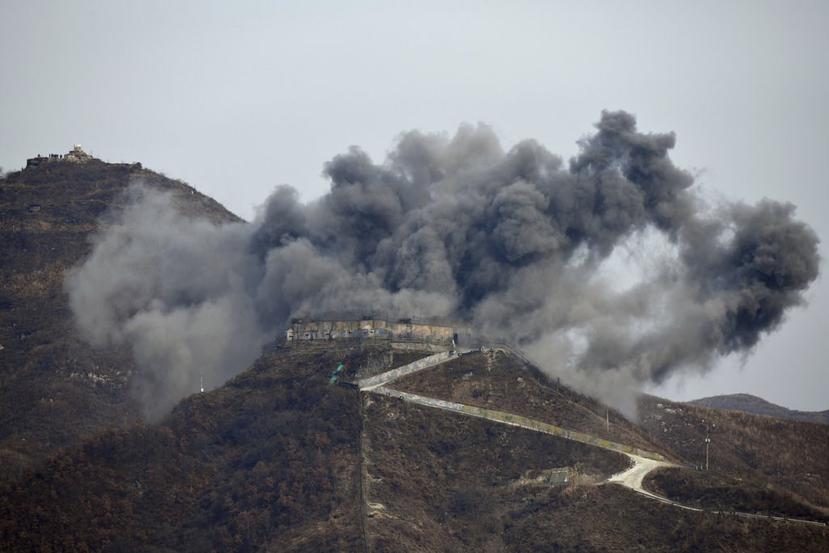 Una explosión que forma parte del desmantelamiento de puestos de guardia en la zona desmilitarizada que divide la Península de Corea. (AP)
