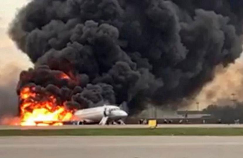 El avión ruso tocó pista con los dos motores incendiados desde el aire. (EFE/EPA/Russian Investigative Committee)