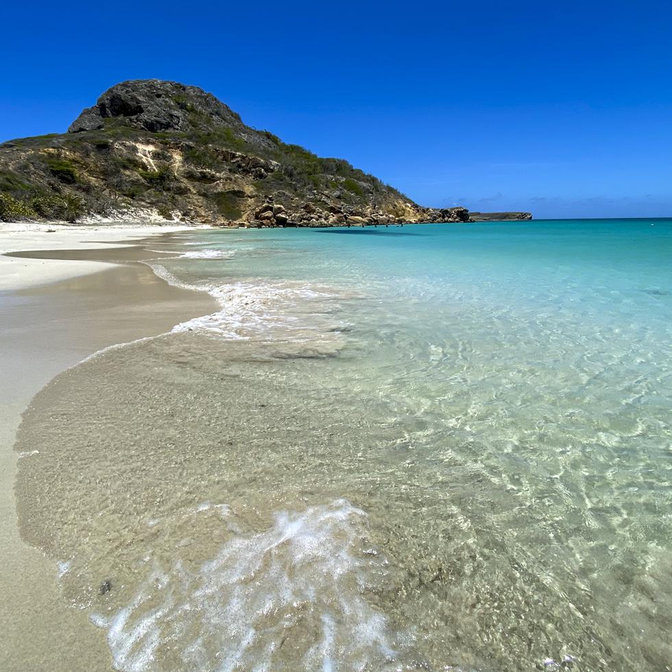 La playa Pelícano en la isla Caja de Muertos es uno de los principales atractivos de este destino.