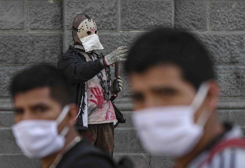 Un hombre disfrazado del personaje de Jason  de la película "Friday the 13th" en la calles de Santiago de Chile. (AP)