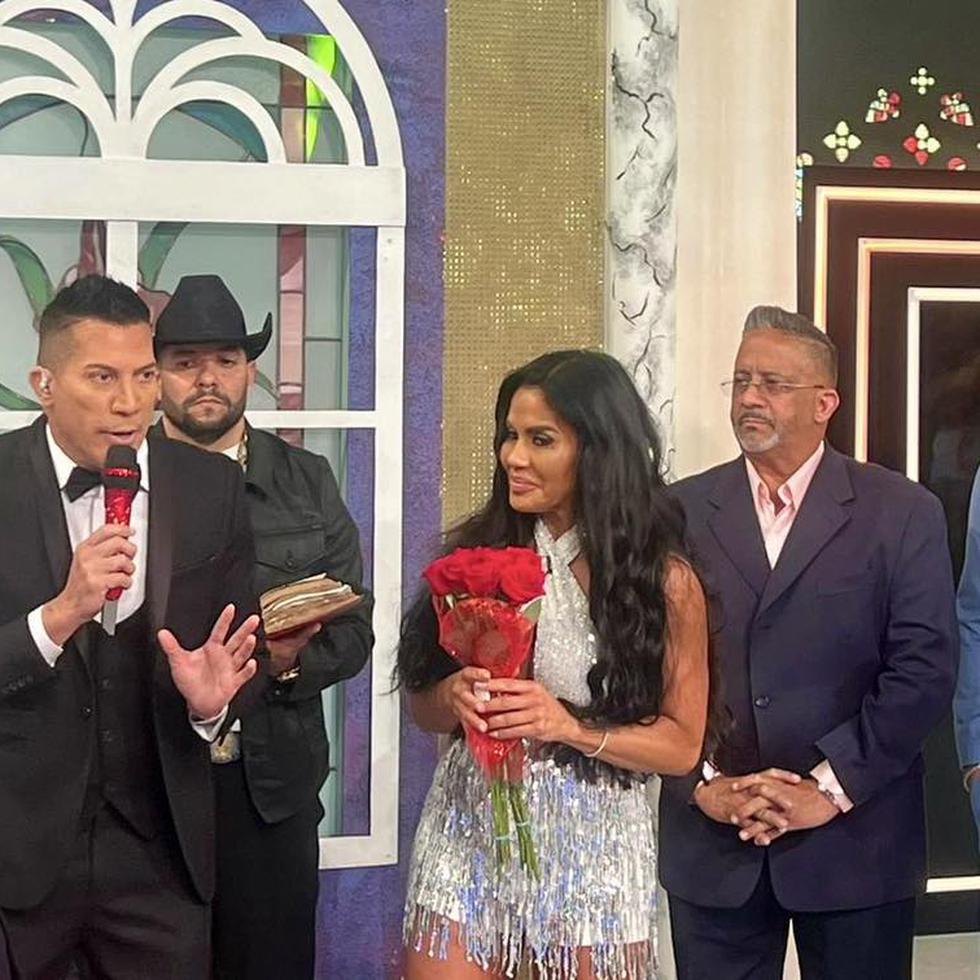 En "Puerto Rico gana", Maripily tenía una cita para casarse con "Cuajo", una de las marionetas del "show".