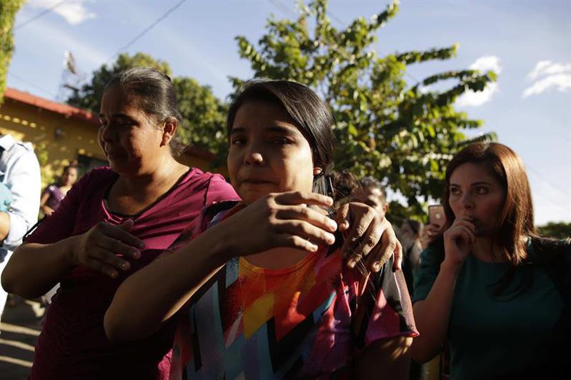 La joven salvadoreña Imelda Cortez (c) fue absuelta de los cargos de intento de homicidio en una audiencia celebrada en la localidad de Usulután, El Salvador. (EFE)