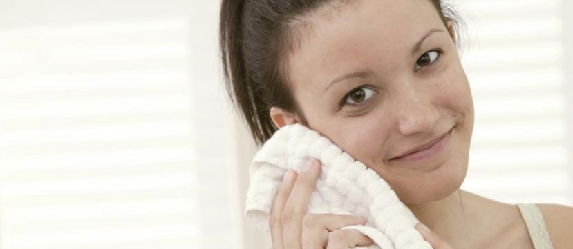 La piel normal se debe secar con una toalla de fibra delgada.
