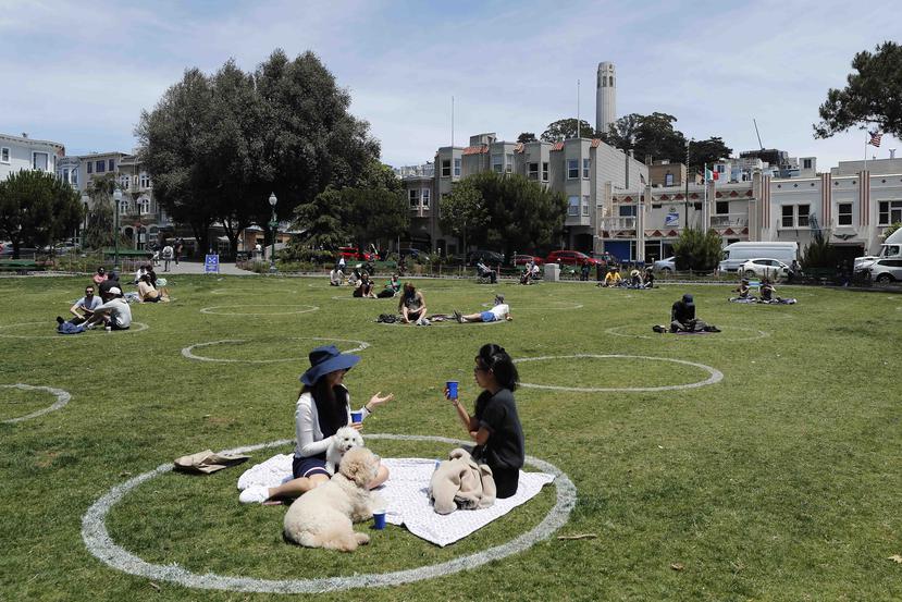 Además de Dolores Park, la ciudad también ha dibujado círculos en el suelo de otras zonas verdes populares. (Agencia EFE)