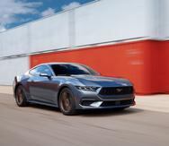 El Ford Mustang 2023 viene con un motor EcoBoost de cuatro cilindros en línea turboalimentado de 310 caballos de fuerza, además de una transmisión manual de seis velocidades. Su precio en Estados Unidos comienza en $29,145, pero en Puerto Rico se suman los costos de importación y arbitrios.