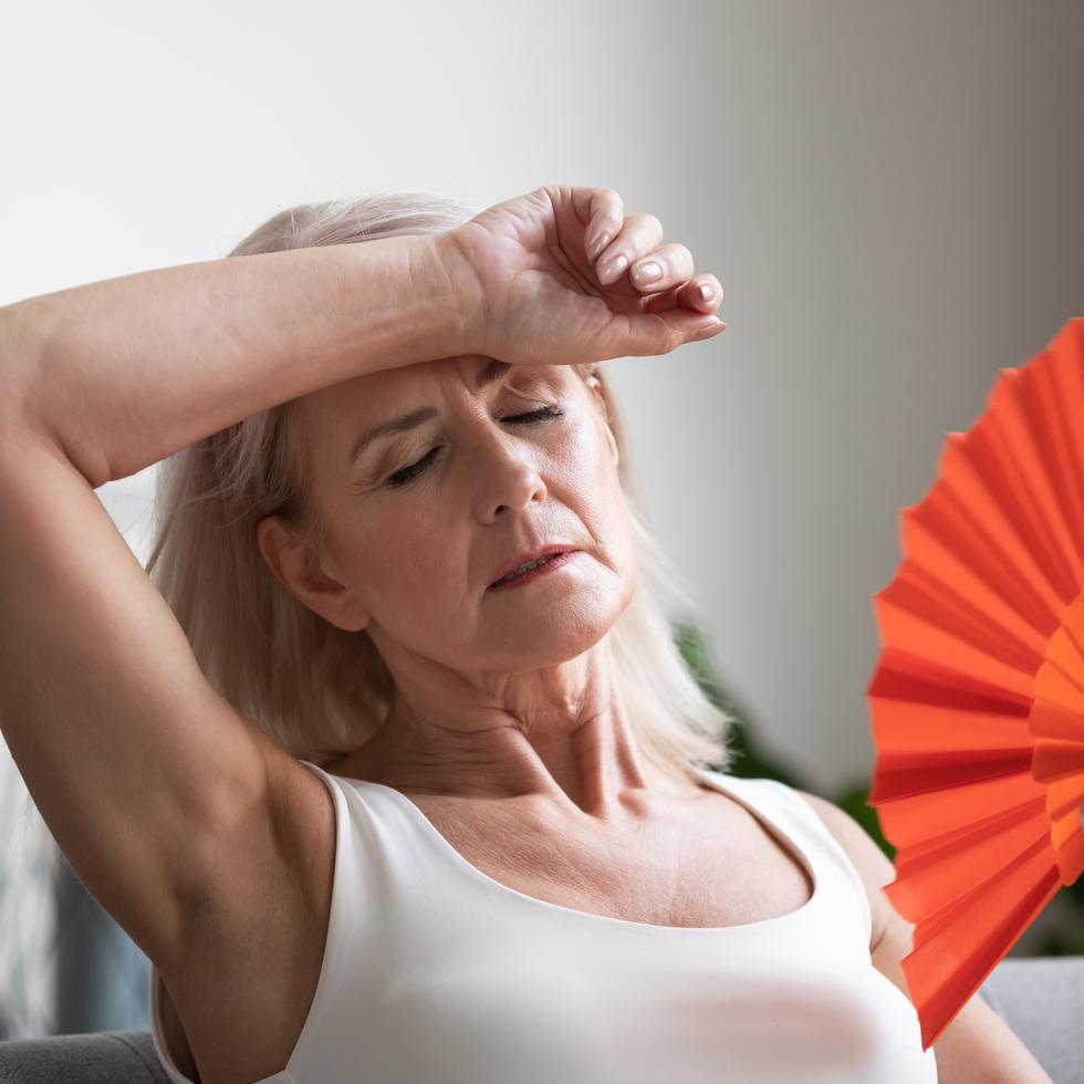 También es cuando las mujeres comienzan a manifestar varios de los síntomas asociados a la menopausia, entre ellos los sofocos o calentones.