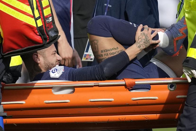 Neymar es cargado en camilla luego de sufrir una lesión durante su partido contra Lille en la French League One.