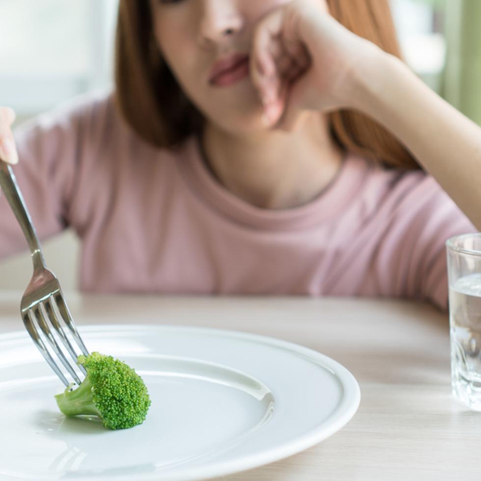 La anorexia nerviosa, la bulimia y la obesidad son los desórdenes alimenticios más comunes en niños y jóvenes debido a diversos factores como el estilo de vida o la educación familiar.