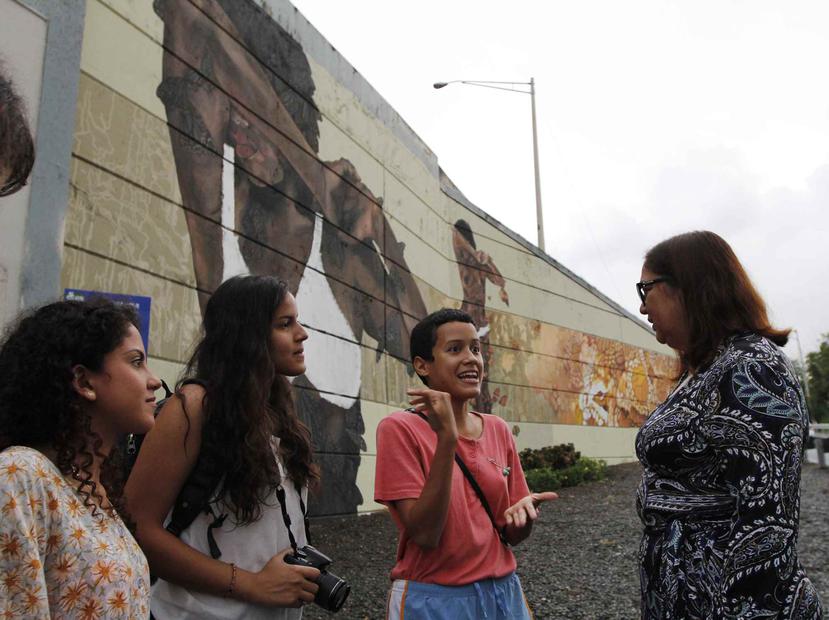 Tres de las artistas que pintaron el mural, Raisa Rodriguez, Anamaris Sierra Pagan y Estefania Rivera Cortes, junto a Vilma Gonzalez Castro, de la Coordinadora Paz para la Mujer.