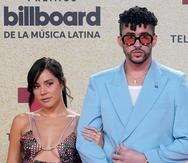 Bad Bunny, derecha, y Gabriela Berlingeri durante los Premios Billboard de la Música Latina 2021.