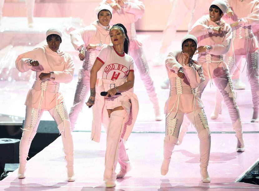 Rihanna interpretó un popurrí de éxitos en un traje rosado que combinó con sus bailarinas y el escenario. (Charles Sykes / Invision/AP)