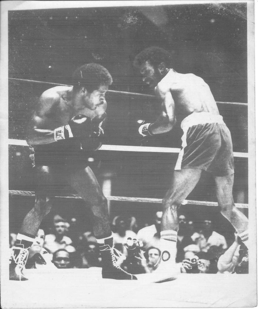 Ángel “Cholo”  Espada (izquierda) busca acomodar un golpe sobre Clyde Gray durante el choque celebrado en 1975. (GFR Media)