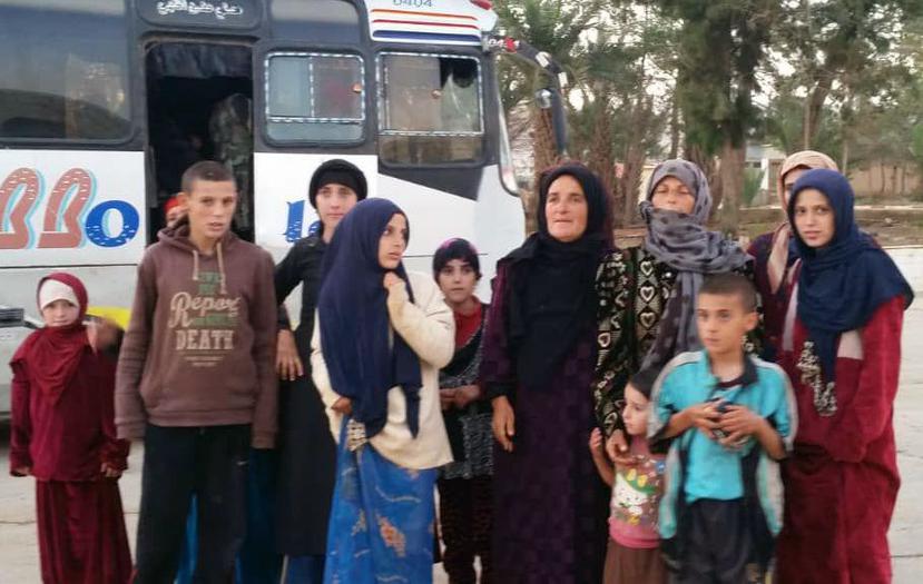 En esta imagen, distribuida por la agencia oficial de noticias de Siria, SANA, mujeres y niños liberados del grupo extremista Estados Islámico en Hamima, al este de la histórica ciudad de Palmora, en Siria, el 8 de noviembre de 2018. (SANA vía AP)