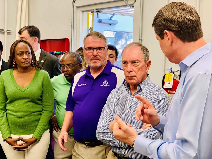 El alcalde de Orlando, Buddy Dyer junto al presidente de Bloomberg Philanthiropies, Michael Bloomberg durante un recorrido por las instalaciones de la Comisión de Servicios Públicos de Orlando. ( José Javier Pérez/El Nuevo Día)