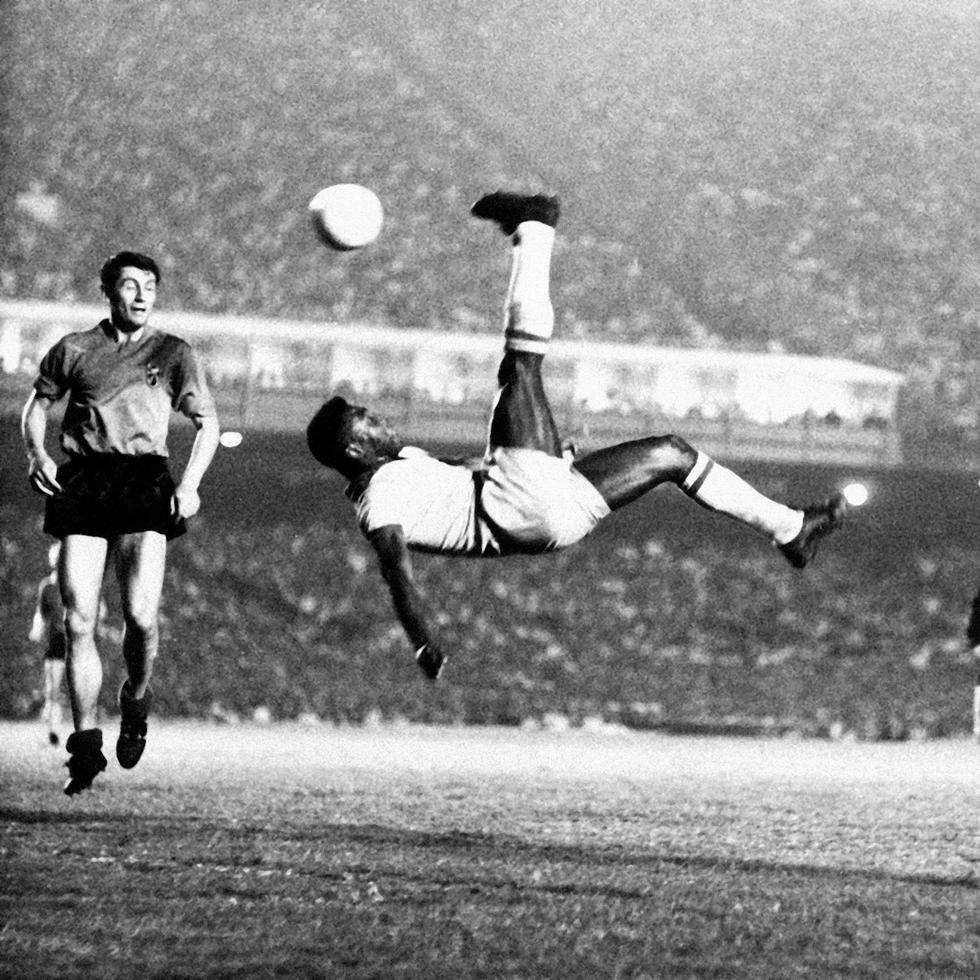 En esta foto de 1968, Pelé remata de chilena en un partido amistoso contra Bélgica en Río de Janeiro.