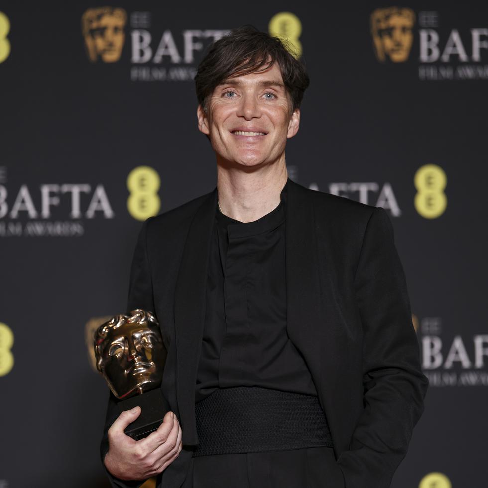 Cillian Murphy, ganador del premio a mejor actor por "Oppenheimer", posa en la 77a entrega de los Premios de la Academia Británica de Cine (BAFTA) en Londres el domingo 18 de febrero de 2024. (Foto Vianney Le Caer/Invision/AP)