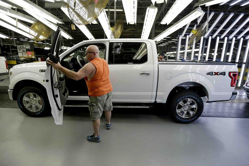 En esta foto de archivo del 13 de marzo de 2015, un trabajador inspecciona una pickup Ford F-150 con carrocería de aleación de aluminio en la planta de Calycomo, Missouri. (AP)