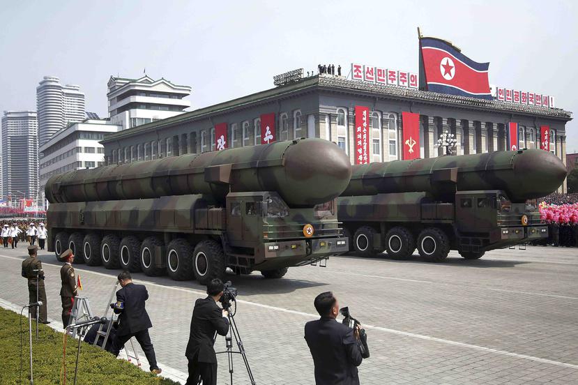 Aunque Norcorea no lanzó misiles el día del aniversario, sí los mostró en un desfile militar. (AP)