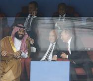 El príncipe heredero de Arabia Saudí Mohammed bin Salman (izquierda), el presidente de la FIFA Gianni Infantino (centro) y el presidente de Rusia Vladimir Putin conversan durante el partido inaugural entre Rusia y Arabia Saudí en la Copa Mundial de 2018.