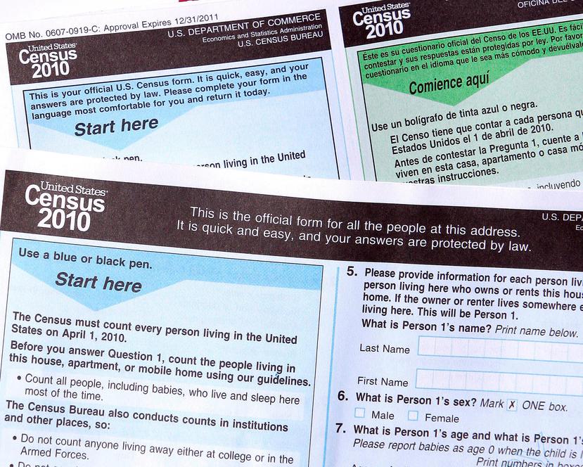Los empleados del Censo entregarán casa por casa los formularios impresos, pero se exhortará a las personas a contestar las preguntas en línea a través del portal del Negociado del Censo. (AP)