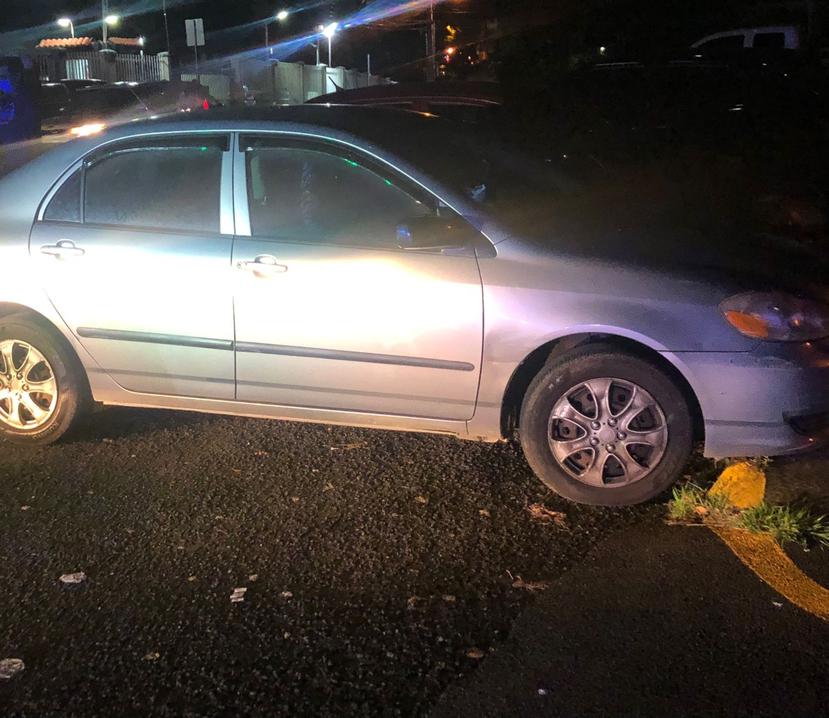 Toyota Corolla que fue robado por un hombre en Hato Rey. En el interior del carro había un menor de tres años al momento del robo.