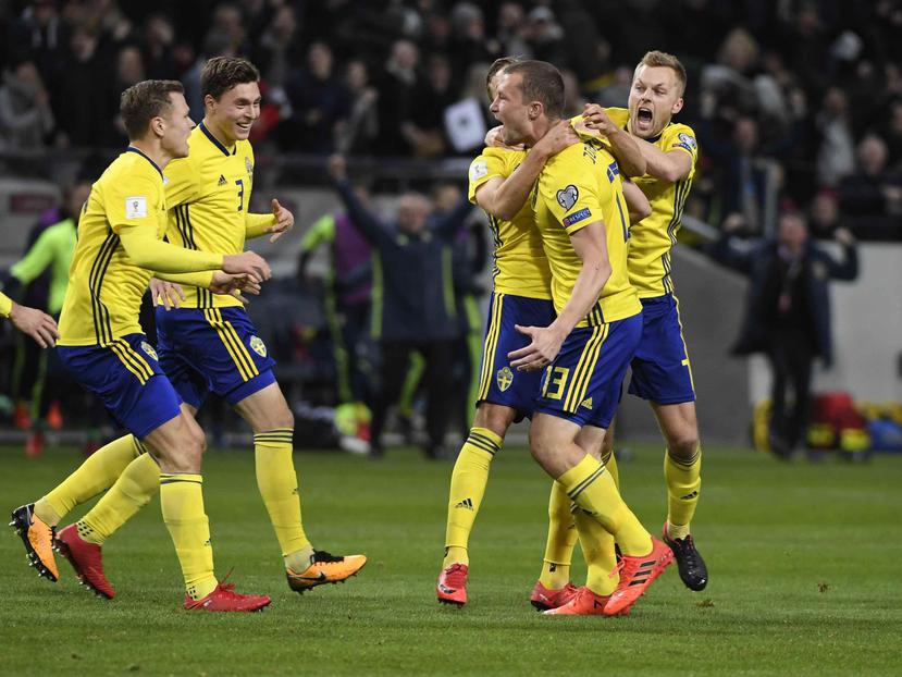 Los jugadores de Suecia celebran su clasificación al Mundial luego de empatar ante Italia en el desafío de vuelta de su serie de repechaje. (EFE / Pontus Lundhal)