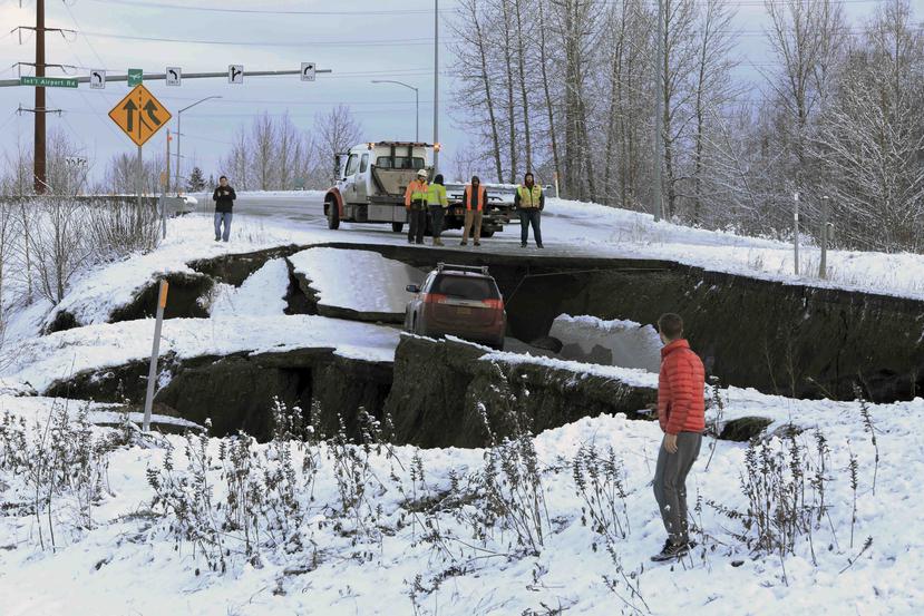 Según transcendió de investigaciones, los científicos dicen que el terremoto de Alaska y las réplicas ocurrieron en un tipo de falla en la que un lado se mueve hacia abajo y hacia el otro lado. (AP)