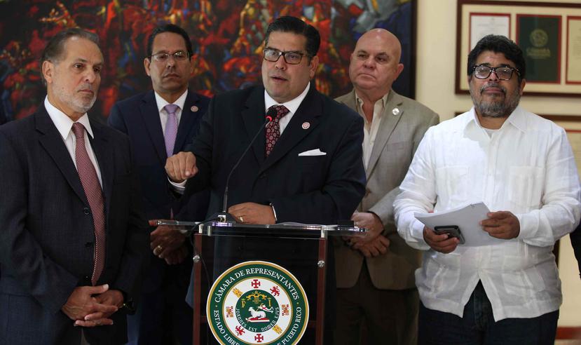 Miembros de la delegación del PPD junto al portavoz Rafael "Tatito" Hernández (centro).