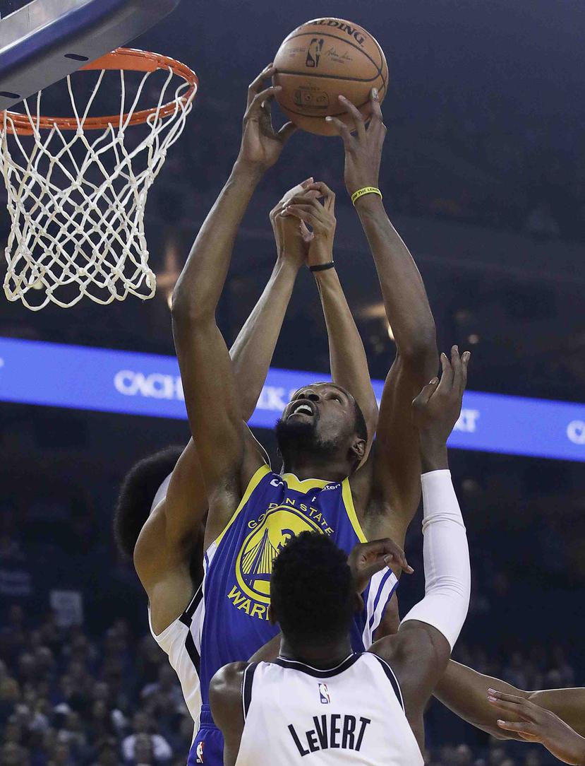 Kevin Durant atrapa un rebote contra los Nets. (AP)