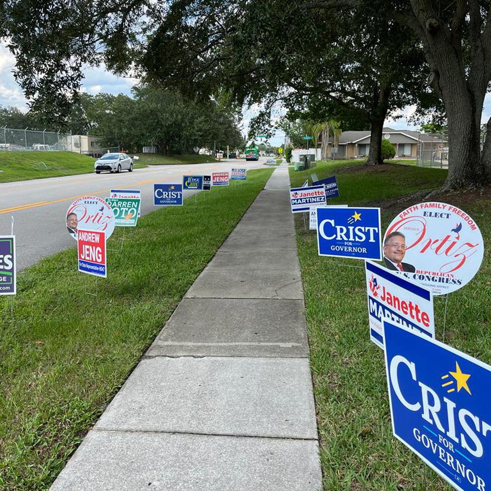 Propaganda de los distintos candidatos para la elección primaria en Kissimmee, Florida, EE. UU.