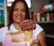 Rosalyne Santana Vega, propietaria de la Heladería Adonai, prepara una barquilla de chocolate.